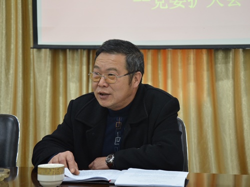 会上,范超峰副院长传达了陈桦书记来校调研的重要讲话精神,黄炳生书记