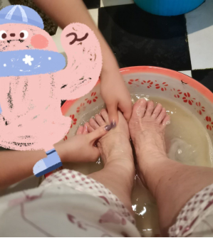 女孩给父母洗脚的照片图片