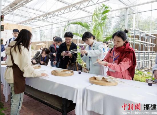 培训会学员在劳动教育场地亲身体验工坊手作。林莉 供图 培训会学员在劳动教育场地亲身体验工坊手作。林莉 供图